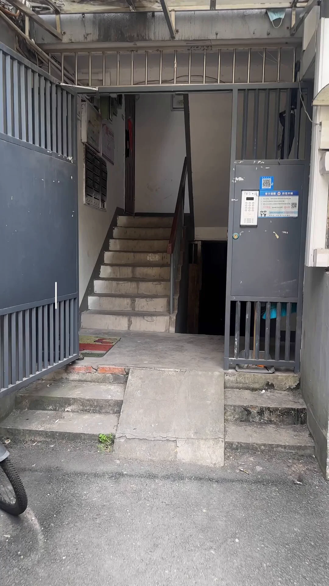我妈说 我住老破小很惨…算了，给她说不清楚… https://t.co/JTVYZmkZLg