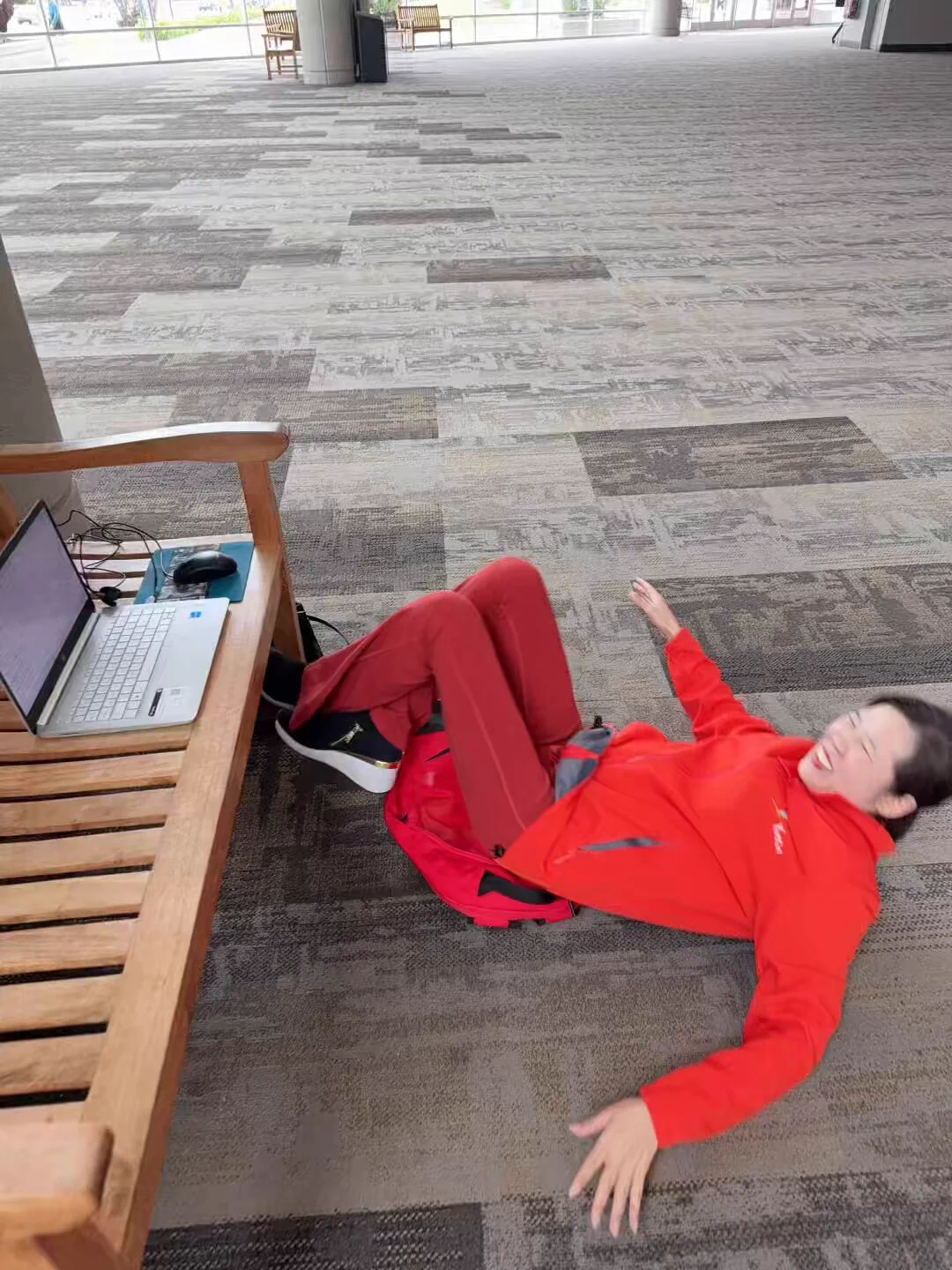 我要被张同志笑死，
居然说我偷电😅

他让我发的
说我偷了美国展馆十几年电了🤦‍♀️ https://t.co/aPAuI5uFBx