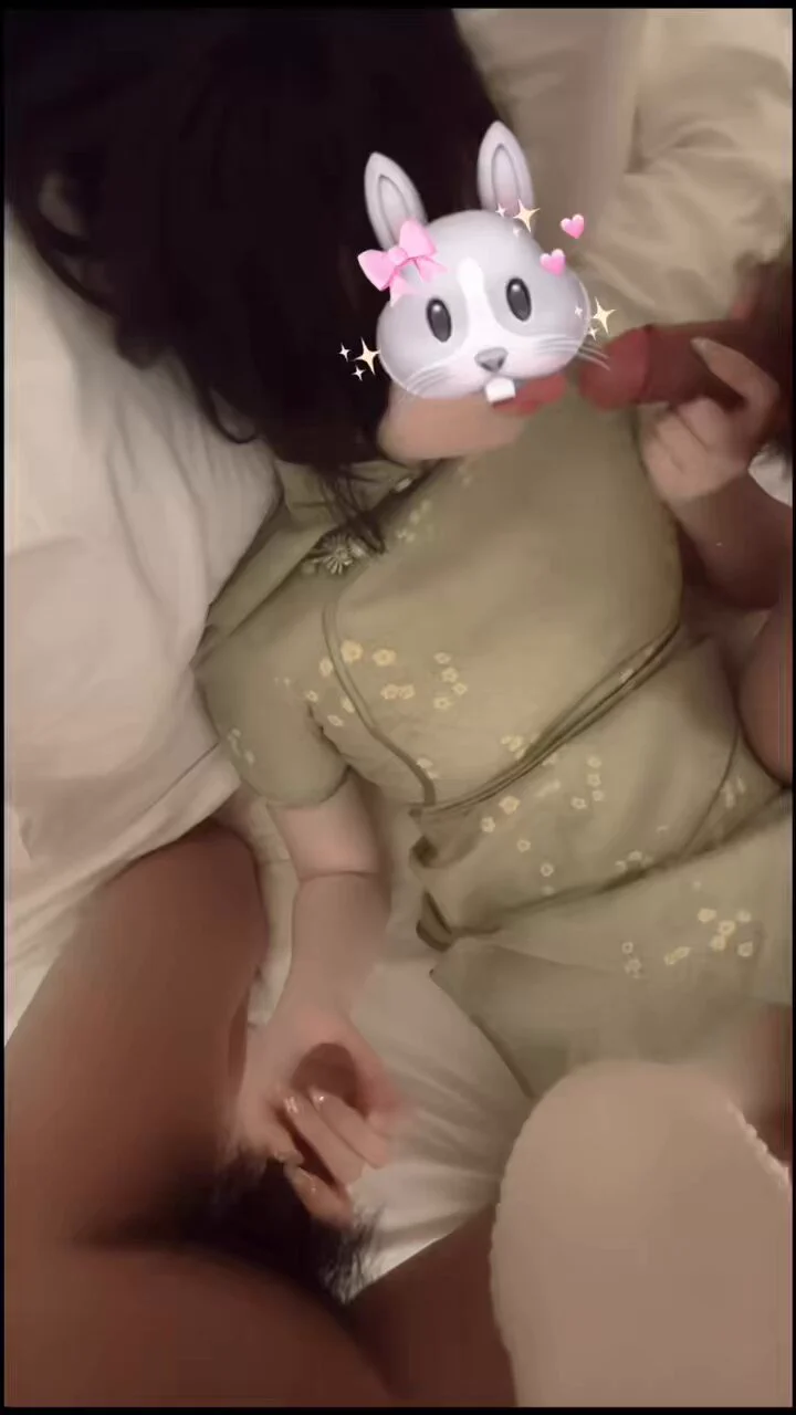 【多人3p系列】翘臀旗袍装 前后开弓 互换位置 两个一起🐍+女主高潮 听着喘叫声都硬了完整视频已上传@Xiaoxiaofoer @ToukaYuan @MitsumeDoji https://t.co/b8RdT0CcoT