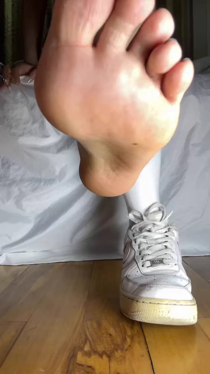 穿着运动鞋👟➕过膝棉袜🧦连续运动穿了三天，新鲜出炉还冒着热气脱下来怼着狗鼻子一顿羞辱骂喷，特别鞋子里面味道也特别浓郁酸臭。(完整版视频6分34秒)(关注➕转发➕评论➕点赞抽一个送部分照片)@SexytoBaby @SexytoLady @SexytoDoll @SexytoGirl https://t.co/seoEJMi9sA