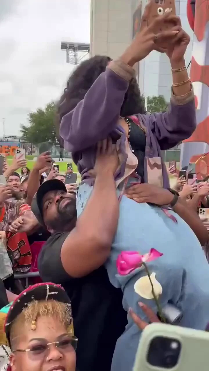 the hand placement is crazy 💀 https://t.co/m8Bu99myMG