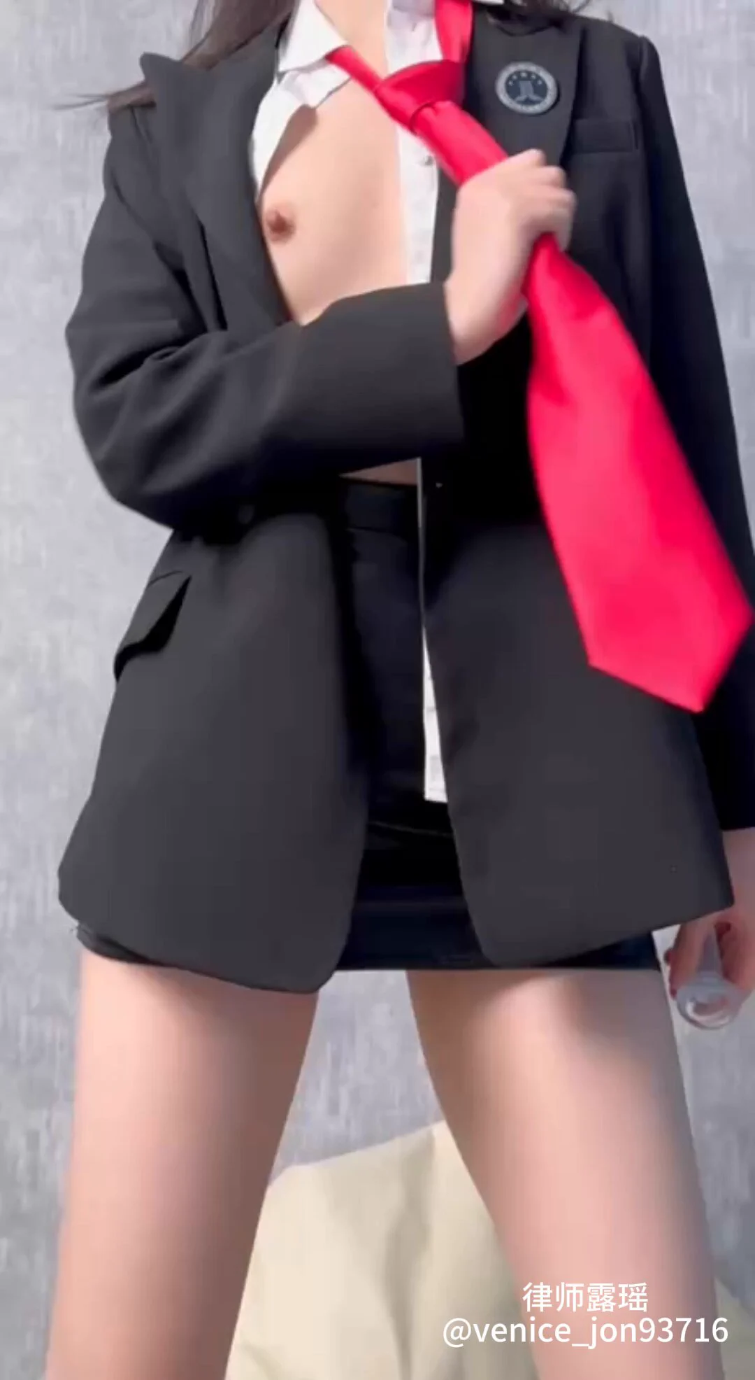 在你们心里律师应该都是制服领带，很职业很强势的吧。今天穿上皮裙，拿着链子，好好的释放下自己S的一面～我允许你才可以舔乳头哦，不然只许舔丝袜脚… 有没有想试试的哈哈～ https://t.co/CfemSrdoCe