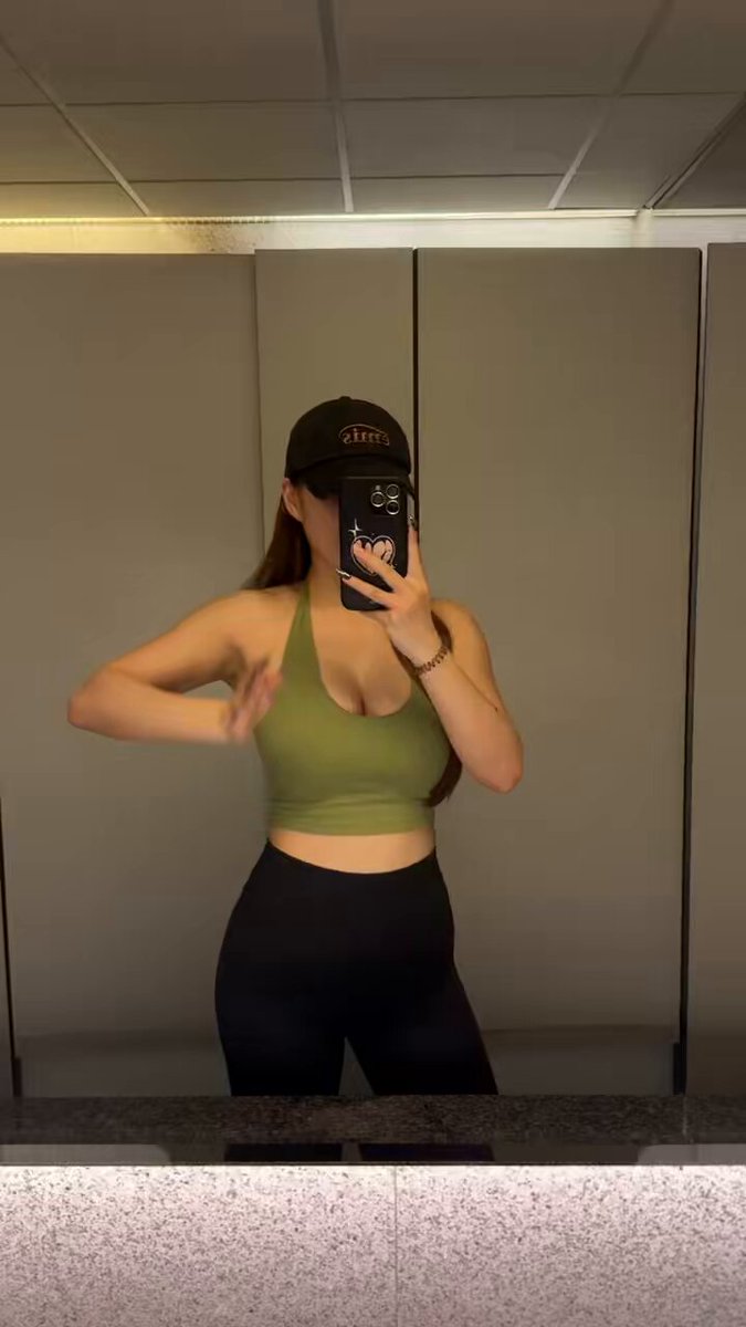 被自己舉手的線條嚇到

蝴蝶不見了🤣 https://t.co/pxkAXHfBhC