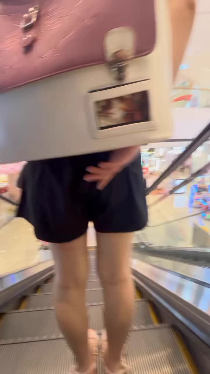 休息了几天，先放个商场扶梯和直升梯的露出吧，周围满满都是人 #露出 @luchu888 https://t.co/qjEqJoA6mN