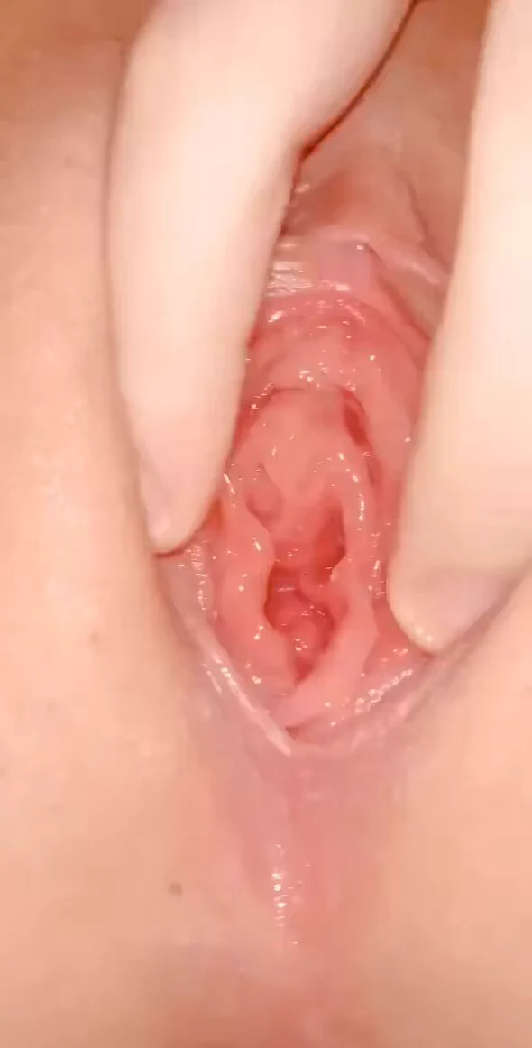 给哥哥们看看小骚穴里面的样子，想不想射进来呢 🥰 https://t.co/uoF46arDm6
