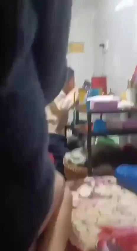 和粉丝在他家做爱，而且是当着孩子面前做爱，太刺激了，孩子完全不看我们，可能是年龄还小什么都不懂吧🤣 https://t.co/ybG4ZXtnGu