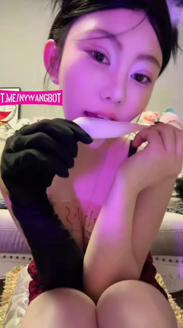 绿奴视角 第一视角 准备好 R，跪好，来把嗦套套舔干净，上面有老婆爱爱的痕迹。超骚淫语羞辱废物老公。完整版 21 分钟.#绿奴视角 #嗦套套 #羞辱绿奴 #绿帽 #绿奴 #吃精液 #第一视角 https://t.co/Txt06j0RGA