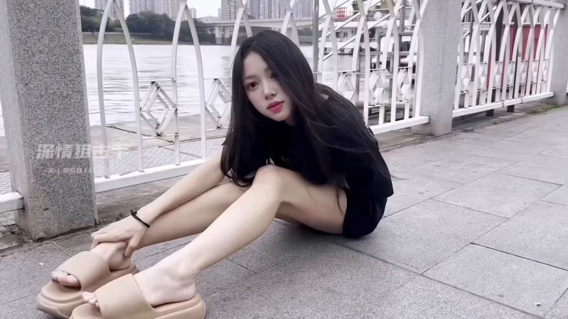 先给兄弟们来个户外前戏，妹子颜值绝对在线，下面早已水汪汪，闺蜜直接带到我的房间进入主题… https://t.co/JlomnXcfTy