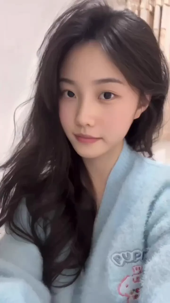 🟡妹团交友俱乐部💌✈️客服：https://t.co/T0uVOSnddb我是小棋，19岁的深圳小可爱，身高164，体重98斤，罩杯C，正在大一学播音艺术，学校的主持人，声音甜美又温柔，朋友都说我是“行走的治愈系”！我性格乖巧，不抽烟不混夜店，没纹身，喜欢烹饪、旅行和大自然，平时最爱去深圳湾公园喂小松鼠，感受生活的美好～🌳最近我有点“emo”！虽然我在学校挺受欢迎，但总觉得生活少了点新鲜感。每天就是上课、主持、回宿舍，像个小仓鼠在转圈圈。于是我灵机一动，联系了妹团客服，想找一个有趣又有品位的哥哥，带我开启一段新奇的小冒险！其实我条件还不错，也不完全是为了钱（虽然我开玩笑说“五行缺金”），更多是想认识一个同频的人，一起探索生活的更多可能！我跟客服小姐姐聊得很开心，我说自己能陪3天，可以去外省，也能过夜，但暂时不考虑同居。我对一些亲密互动有自己的小底线，比如轻微SM可以试试，但其他细节得看感觉和彼此的尊重。我还强调自己超好沟通，性格温柔又活泼，绝对是个让人舒心的小伙伴！小姐姐听完笑着说：“小棋，你这么优秀，哥哥们一定会喜欢你的！”说到我的小优势，我可是有故事的！有次主持学校晚会，我忘词了，灵机一动用播音腔说“让我们把掌声送给…星空！”全场都被我的机智逗笑，后来还有人找我录语音，说我的声音像春天的风！我还喜欢做饭，有次给朋友做了杂酱面，他们吃完直呼“比深圳的早茶还惊艳”！我热爱旅行和大自然，每次去海边捡贝壳，或者喂喂公园的小松鼠，都觉得生活特别美好～我跟客服小姐姐说，希望遇到一个有品位、不“奇奇怪怪”的哥哥，带我去吃好吃的、看新奇的风景。我憧憬着跟他一起去杭州喝龙井茶，或者去海边看日落，晚上还能给他唱首《小幸运》，用我的嗓音给他满满的治愈感！小姐姐鼓励我说：“小棋，你这么有魅力，肯定会遇到很棒的哥哥！”所以，如果你也想认识一个温柔又有趣的小仙女，和我一起开启一段元气满满的旅程，那就快来妹团找我吧！3天时间，我会用我的甜美嗓音和满满热爱，带你发现生活的更多美好！#深圳 #金主 #治愈系 #甜妹