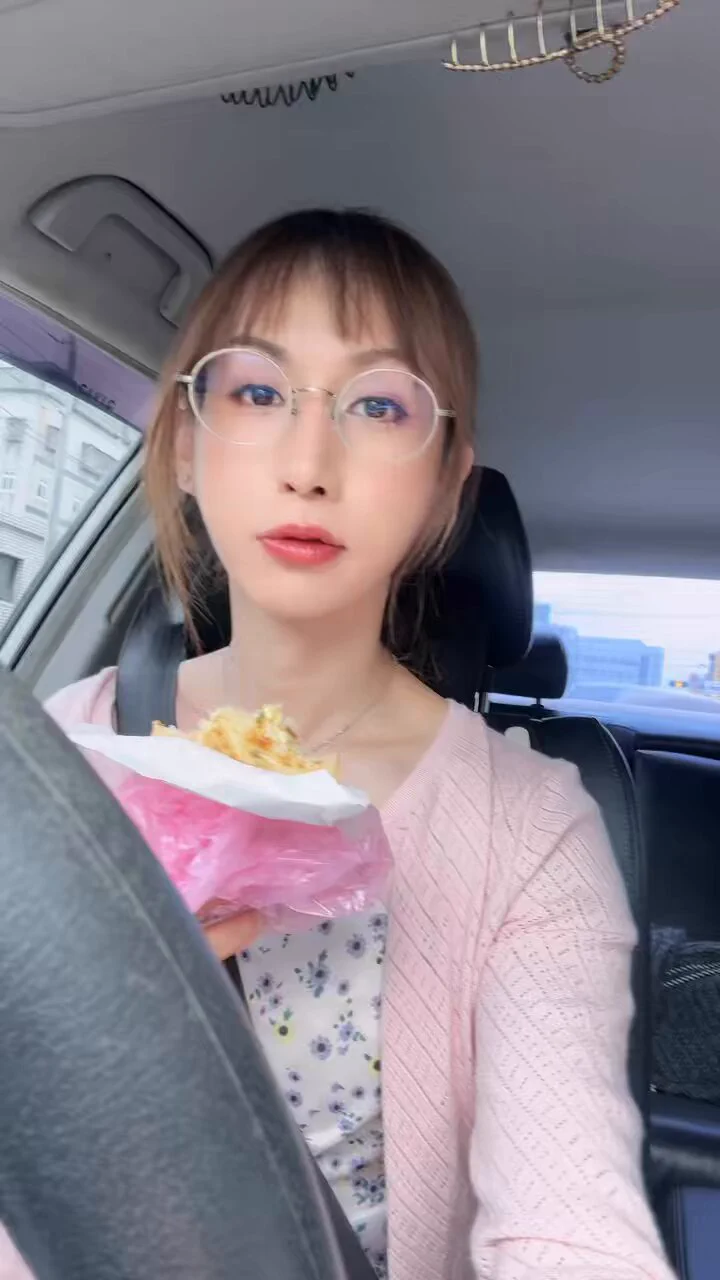 喜歡過著自己的小小世界請問你今天在哪裡發現我？I like living in my own little worldWhere did you find me today? https://t.co/X45GQm23XJ