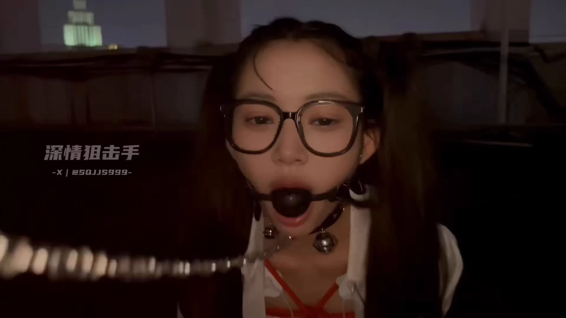 白天妹子说玩的还不够过瘾，我只有带到天台上了，风有点大，我掏出来都有点凉呢，妹子毫不犹豫用小嘴给我包裹起来，那叫一个爽… https://t.co/U4r7aOkzrI