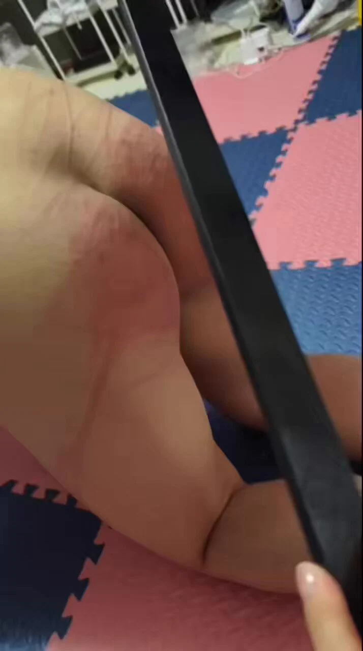 傻逼废物，口嗨了几天终于被本主抓到了，现在还觉得祖宗手轻吗？贱狗被打的嗷嗷叫！抱着祖宗的腿求饶，可惜没用 祖宗还没打够呢，怎么可以停呢！#北京女王原创投稿认证⬇️@SexytoBaby@SexytoLady @SexytoDoll@SexytoGirl https://t.co/OR8u2IIMbO