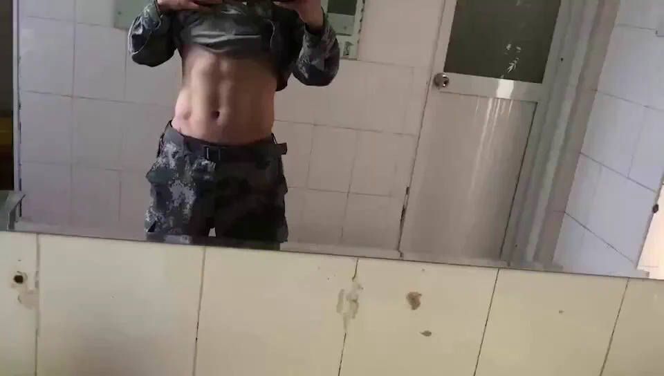来只骚狗帮爸爸都吃掉 来帮爸爸舔干净 #兵哥哥 射满你的小骚菊 😎 https://t.co/PovBVjC7Eb