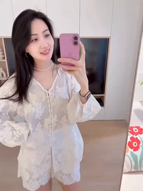 姨承认，自拍的时候好像一个魔，给自己拍的腿短头大…希望下次能碰到一个会帮我拍照的！！ https://t.co/bhBXI5FbcV