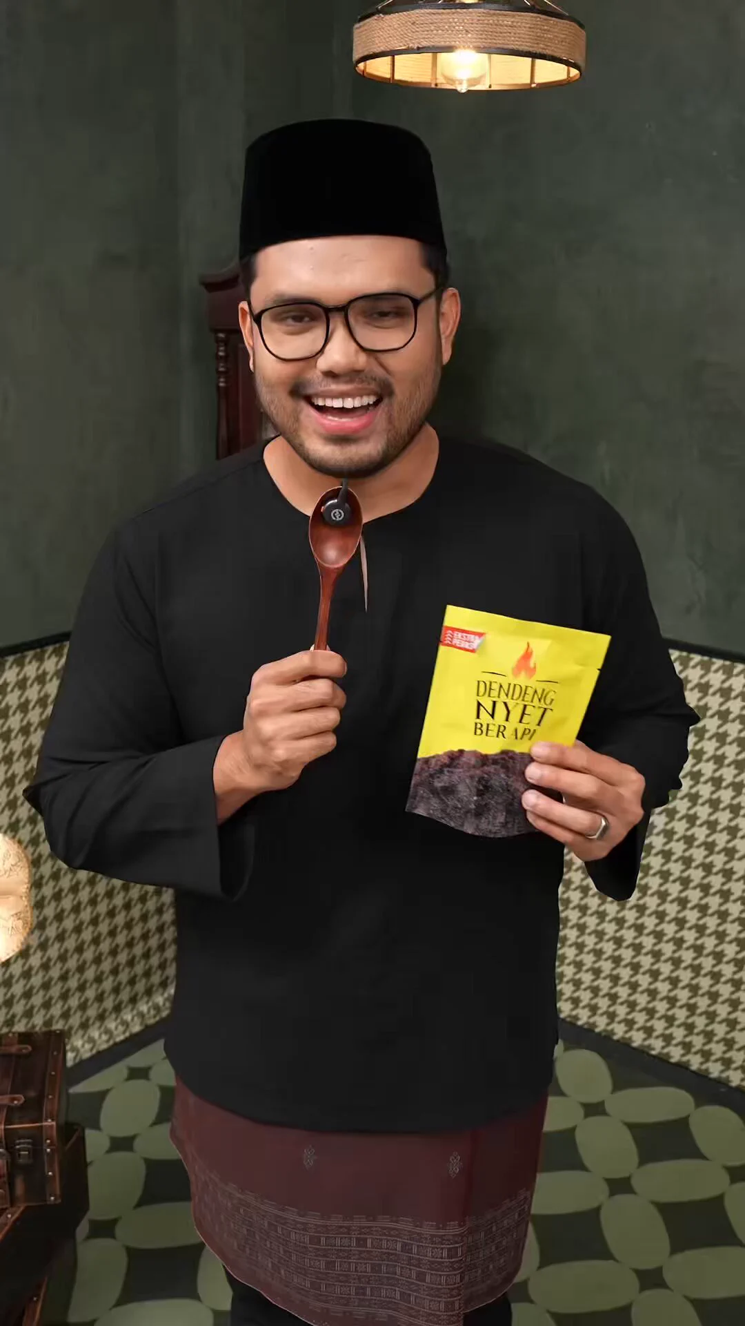 Di atas permintaan ramai, kita akan launch Dendeng Nyet EKSTRA PEDAS pada hari rabu ni. Segala feedback yang anda bagi telah kami ambil maklum untuk R&D Dendeng Nyet versi baru ini. Kalau anda suka pedas, this one is for you ❤️🔥40,000 ribu paket akan di jual pada hari Rabu ini 7 Mei, jam 9 malam, live di TikTok Khairulaming. Thank you guys for your support 🙏🏻