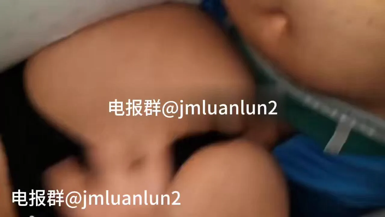有一次很上头非常想和舅妈做爱 但是表弟还没睡觉 我还是偷偷去舅妈房间操了舅妈 当时舅妈就说你现在胆子越来越大了 他找不到你来我房间找怎么办 我说门锁着呢 过一会表弟真过来找了 我和舅妈都快吓死了嘿嘿更多和舅妈乱伦随拍视频👉 https://t.co/9OlyMJUvOg https://t.co/qtANV3boUR