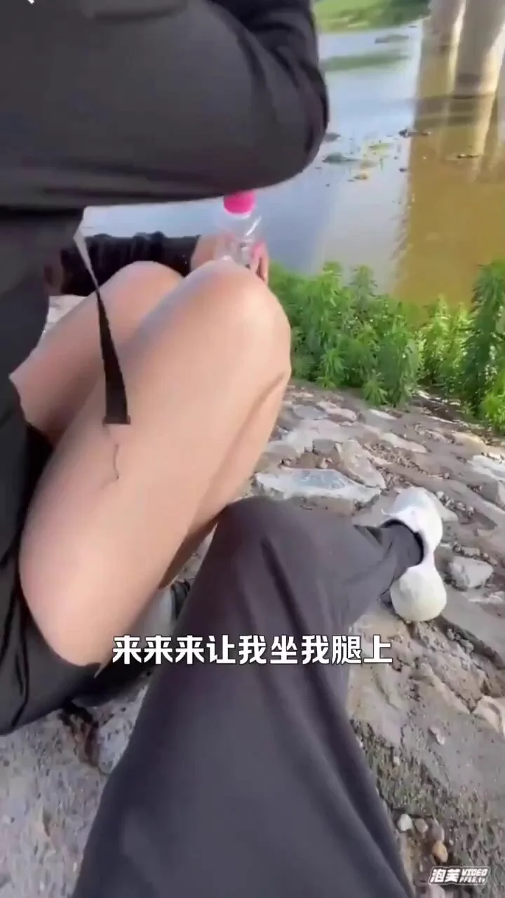 小伙相约女房东交房租，忽悠着到河边看看风景，奈何看到女房东身材实在忍不住，忽悠着让坐在自己腿上，小伙一步步试探性的抚摸着，女房东嘴里嘟囔着说自己有老公，但是看到小伙这壮士的身材心里也发痒痒，被抽插了没几下就主动坐了上去{评论区或主页链接下载搜索关键词观看完整版视频 https://t.co/OAHvJ8UeDX