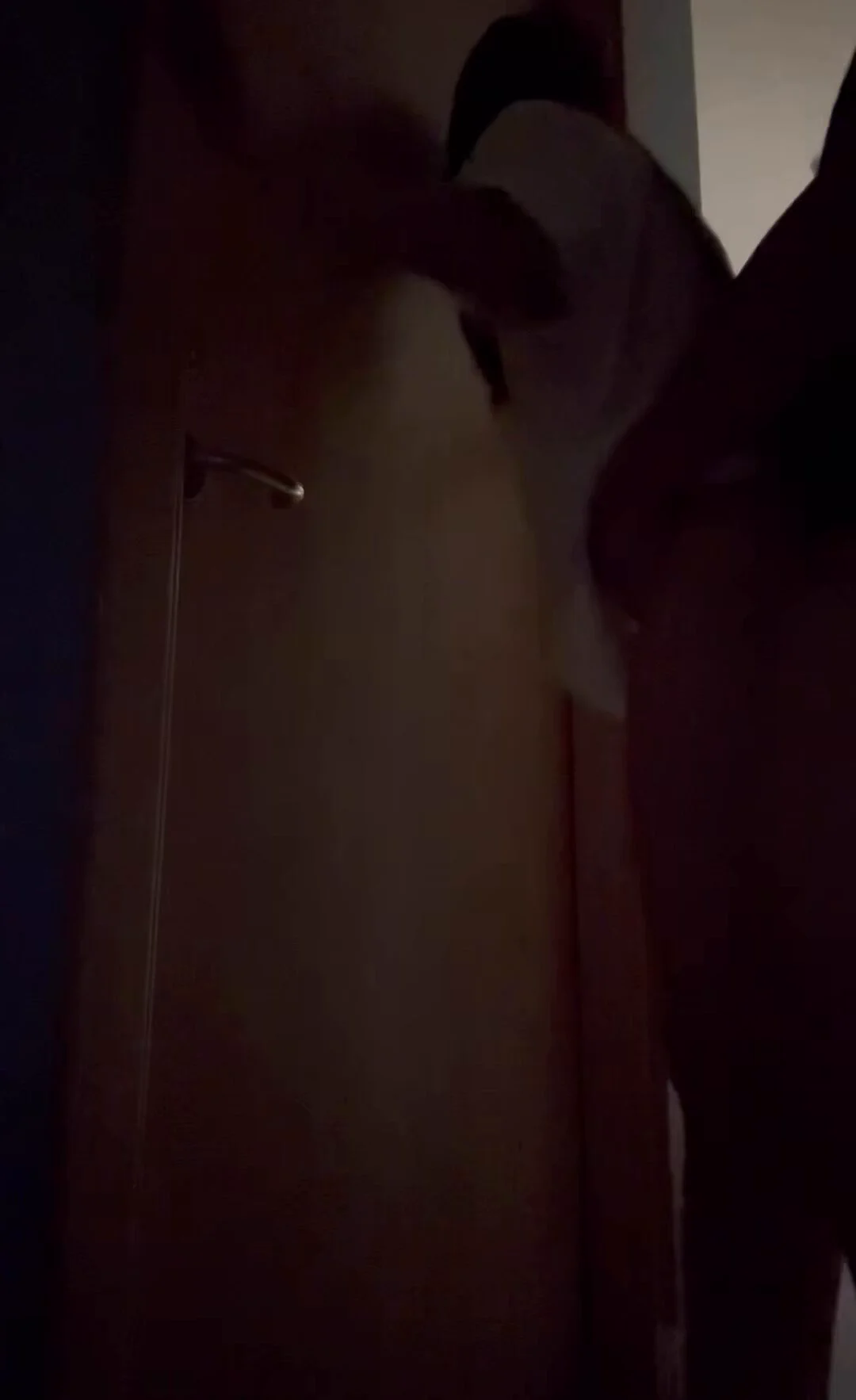 不知道是不是在大姐门前摸老婆的逼把老婆摸兴奋了一开始老婆不同意拍视频的，被我软磨硬泡说服了，大概意思就是什么夫妻情趣，没事的时候可以看看不说这个了，说重点大姐回房间20分钟吧然后才交的公粮今晚有个小插曲，就是在我和老婆做爱的时候大姐居然在卧室咳嗽了，老婆听到了，我也听到了，老婆让我停，你们猜我停没停😂(完整版还是电报群更新)