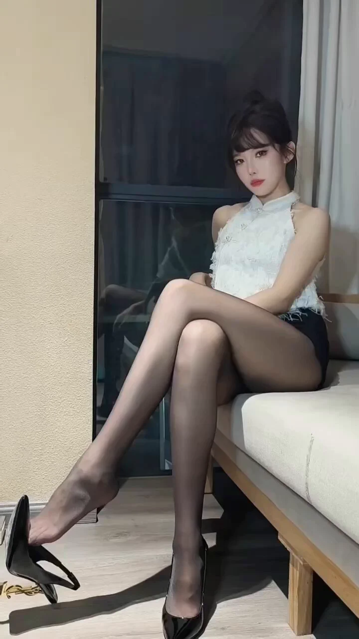 成都女王招奴（编号：281）身高：166体重：47kg特别喜欢项目：恋足，羞辱，角色扮演，四爱前高，CD怒，舔肛禁忌项目：穿刺，有性，全裸属于真正的SM爱好者，大概四五年前，友情圈认识的，喜欢研究各种各样的东西，友情圈的S都是喜欢各种研究，比如怎么打人更痛，在什么样的情况下，可以在M的菊花里放进更大的阳具之类的。废话几句，女主跟我认识很久了，哈哈，第一次见面就被她的一双长腿吸引，不是照骗，腿是真实的，长相也还可以，我们现在都是很好的朋友。调教经验丰富，手法老道，长相御姐女神型，性格也很好，一个非常值得推荐的S#成都女王 #成都女S #女王招奴
