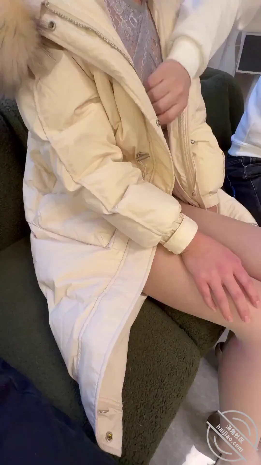 妻子与单男激情舌吻，沉醉在他狂舔骚逼的快感中，娇喘连连，罕见地动情。她主动剥下单男内裤，贪婪吞吐肉棒，我抠她湿穴，淫水已泛滥。单男插入，妻子淫水喷涌，床单尽湿，高声浪叫，多次高潮让我震惊。她竟允许他内射！当我迫不及待想“刷锅”，妻子却冷命令我戴套，宣称骚逼今后只接纳他人精液！ https://t.co/z1ImdrZ4uN