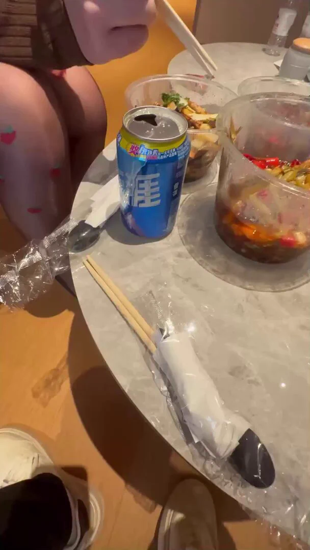 “兄弟，你妻子骚逼淫水黏腻如胶，紧裹着我鸡巴，像要把它永远粘在里面，舍不得我拔出！”别问我咋劝她出来浪，我和她因3P结缘！她本是我哥们的淫荡玩伴，被带着四处“巡演”，在我这“码头”上岸又下海，骚劲天生，欠操成性，哪需要我调教，这尤物早已是极品骚货！ https://t.co/cXwyTxM3OP