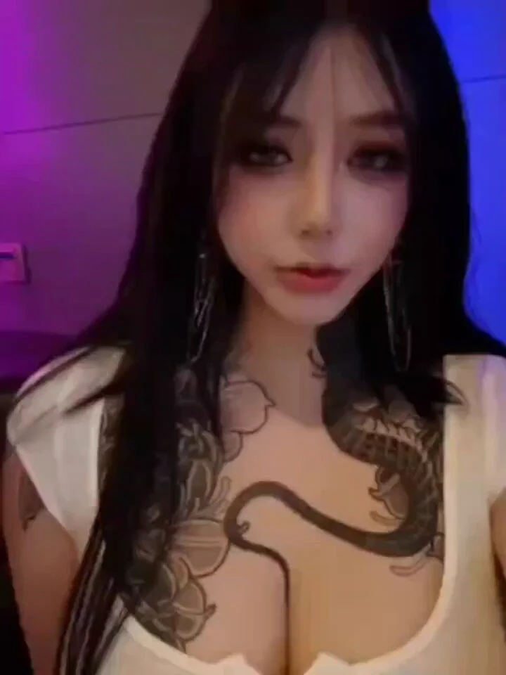 #吃瓜 #纹身 #丹妹啊 #反差抖音网红 精神小妹丹妹 为了金钱同意 用道具肛交 和与老外3P炮友做爱视频 很骚很反差 胸是真的大 https://t.co/keakft3Uo1