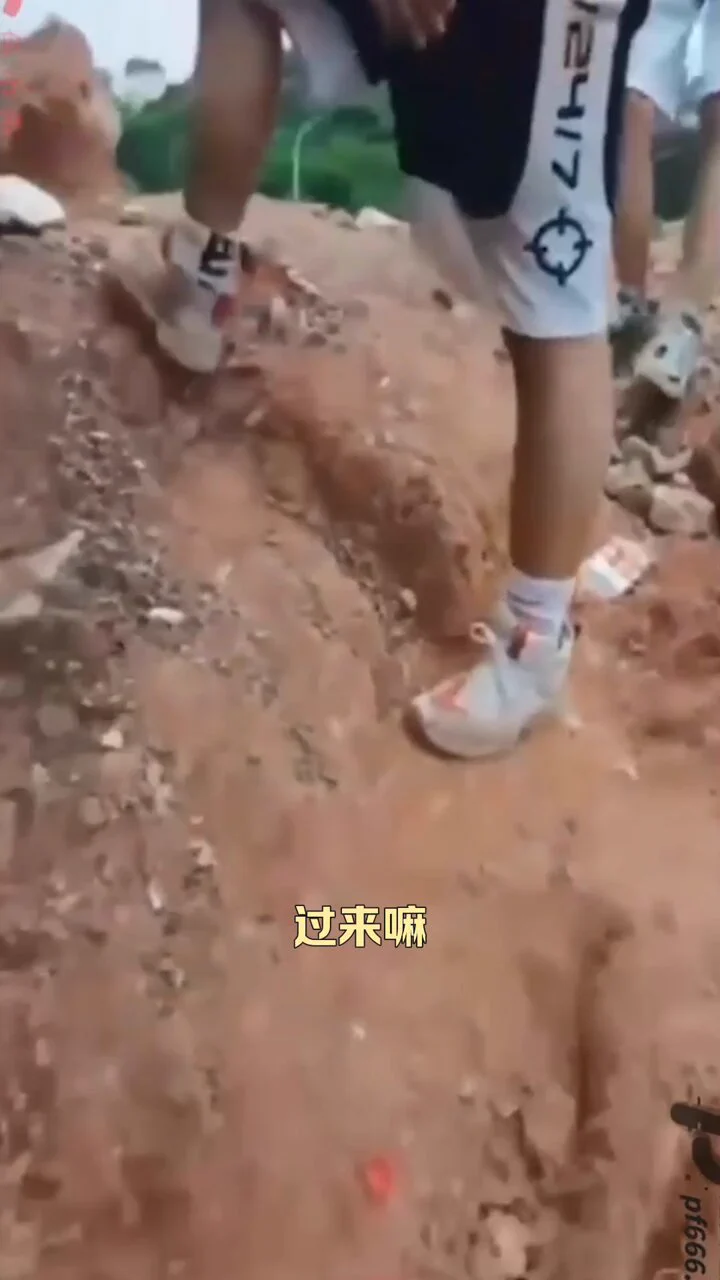 极品少妇勾搭两个涉世未深的男同学，趁旁边没人让脱掉裤子看下，开始的时候一个比一个害羞，奈何看到少妇的巨乳，即使没有经验，也难免有“生理反应”，迫不及待着抢着吸允嫩穴，少妇还没准备好，就已经被插了进去，最后还被轮流顶着花心内射~完整版看一楼回复哈~https://t.co/haHgKZ32a4