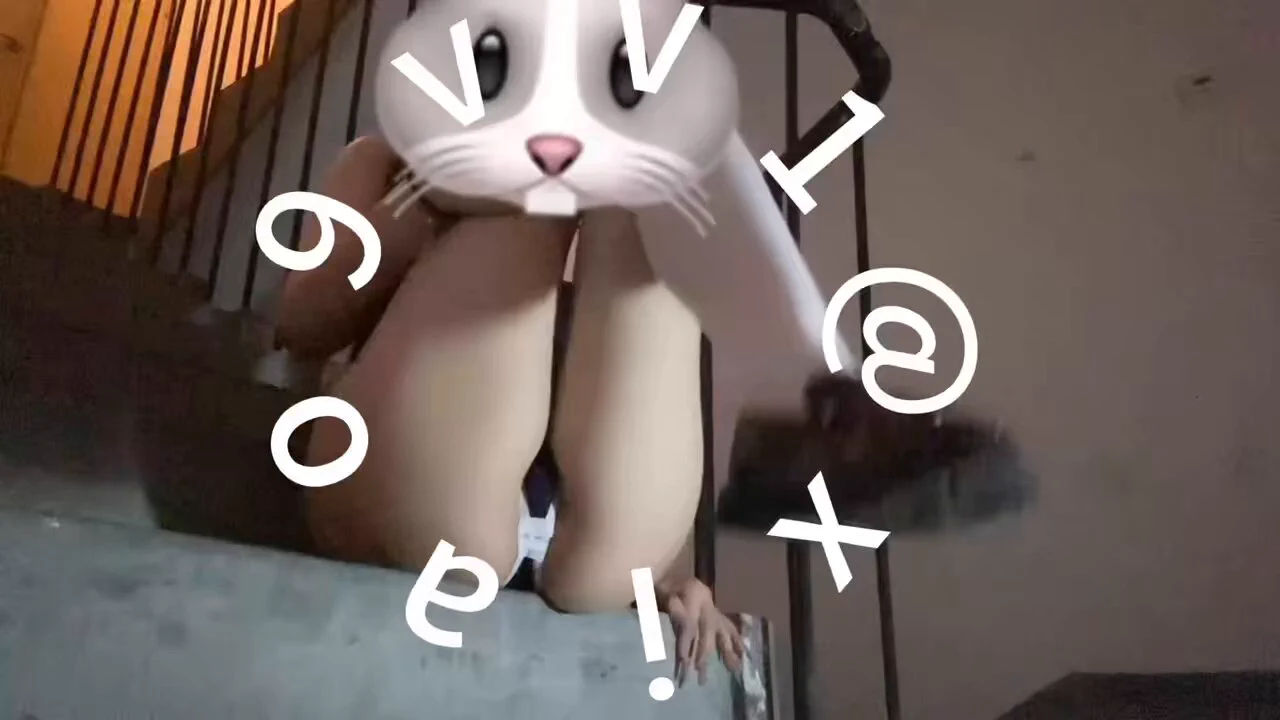 楼道漏出真的好刺激 但是一个人拍吓得半死 太黑了 好怕突然冒出一个人ಥ_ಥ@Xiaoxiaofoer @ToukaYuan @MitsumeDoji https://t.co/6Y0OBZTKx3