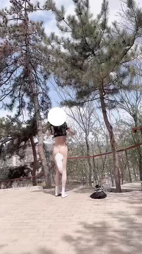 中午公园山顶露出——（下）💗其实一开始也没有想全脱光的但是脱着脱着就上头了头上还有锻炼的大叔时不时看着我超喜欢被视奸的感觉👅小白袜都变成小黑袜了正享受全裸呢就有人从山上跑下来了我看都没看直接套个衣服跑路😭还是晚上安全啊啊啊投稿@luchu888 #露出 #反差女大 https://t.co/Xqg1aMyYj0