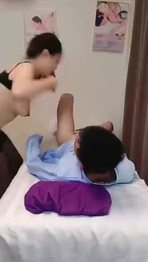 大奶技师勾引小伙，看见大鸡巴猴急坐上就开操，急速压枪让小伙无法自拔。{评论区或主页链接下载搜索关键词观看完整版视频 https://t.co/RJVCtyVxIB