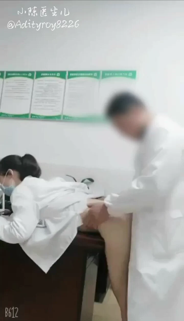 其实医生也并不是都像你们想象的那么高大上，周末值班的时候，也经常会有偷情的事情… 有时就特别喜欢让我趴在接诊的桌子上后入，有几次甚至淫水都喷到地上了… 不过和同事还是太危险，想试试推特上约一下粉丝啦，私信报名，同城附近优先～ https://t.co/XITpZJ9bZQ