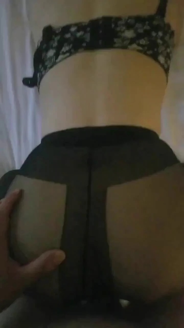 虽然感觉自己还没老，但是好像姐姐的眼角也留下了岁月的痕迹…不过身体还是保养的很好的，这个姿势会不会让你想趴在身子底下～想的举手，私信滴滴，附近的优先哦😊 https://t.co/41jfCVjzs0