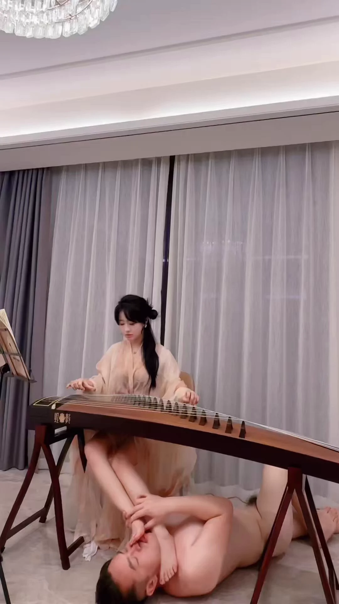 筝音绕梁，心绪飞扬，在风华绝代的主人脚下，是狗狗对生活最温柔的告白与倾诉，听着主人唯美的琴声，如痴如醉的舔着主人的玉足，忘却时间一切烦恼，来吧，狗狗们，跪在主人的脚下，找寻情感的流露，与主人共鸣！#上海 #字母圈 #琴月S原创投稿⬇️@Xiaoxiaofoer@ToukaYuan@MitsumeDoji https://t.co/FvUpFqQTAj