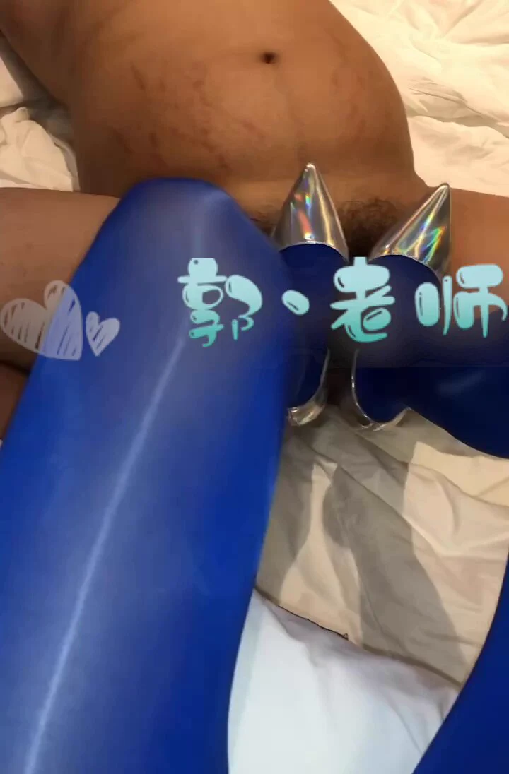 蓝色油亮丝袜配银色镭射高跟鞋先鞋交在足交最后龟责不一样的视角@KawasawaSen@ToBulma @ToBulaer @BulmaList谢谢布 https://t.co/krtgk7ra8T