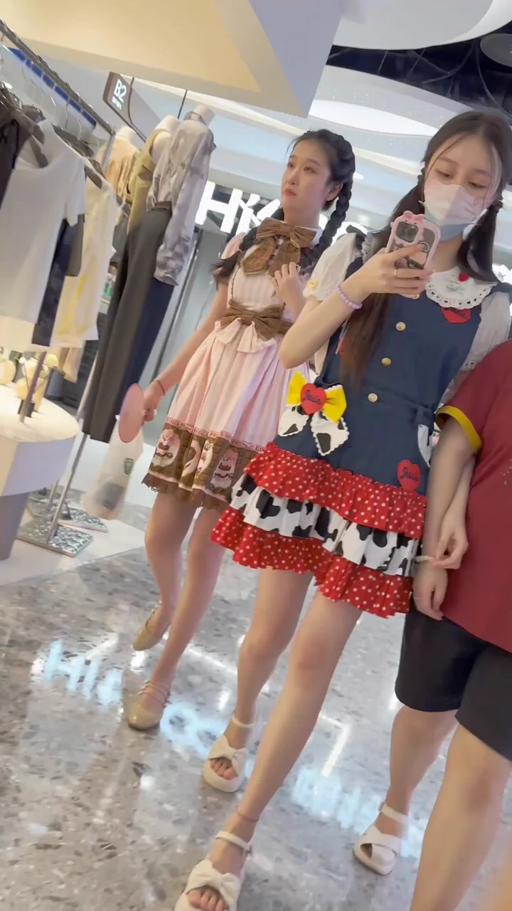 姐妹花的裙底风光，评论区进纸飞机看路拍抄底更多@SexytoBaby @SexytoLady @SexytoDoll @SexytoGirl https://t.co/kw2efVDZtl
