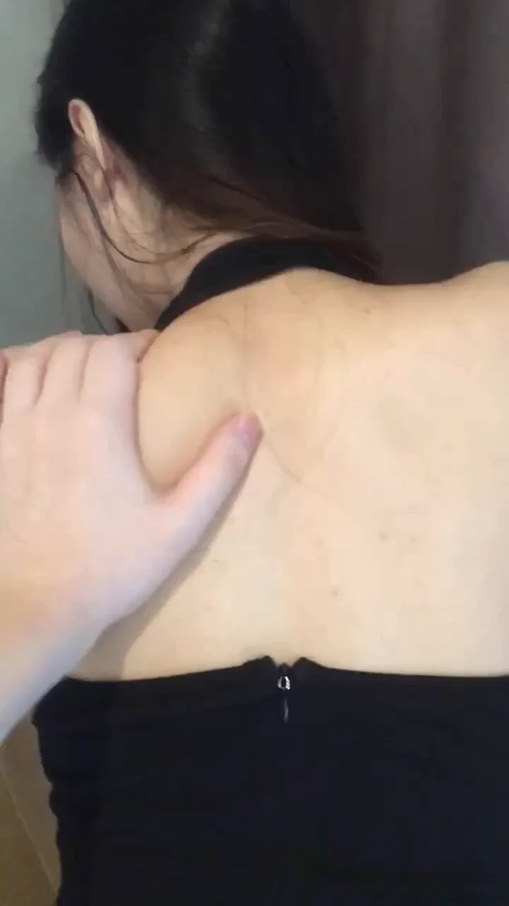 趁着快枪手老公出差，约了自己的健身教练爆操自己，后面操是真的爽，喷的床上都是水… 刚来推特，点赞+私信，挑几个给视频完整版，想约的也可以联系报名（仅限同城）～ https://t.co/z2niTLlRVN