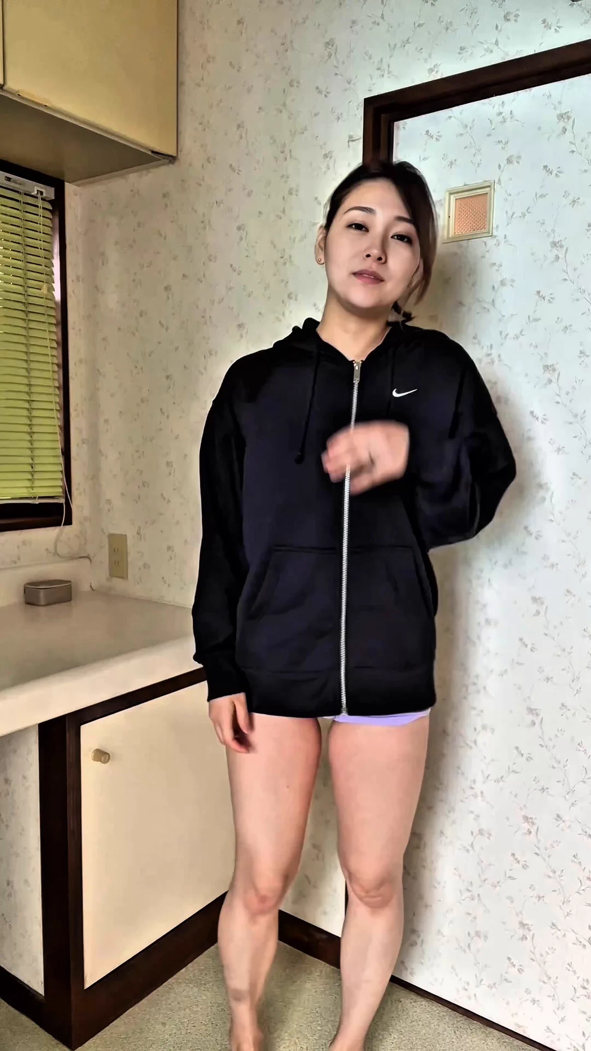この格好でランニングしてたらジロジロ見られたんですけどなんでですか？あと何がとも、どこにとも言いませんが明日公開します🙃自分で言うのもなんですが、引き締まっててピッチピチなのが見れます😅 https://t.co/BDDKj5btOw