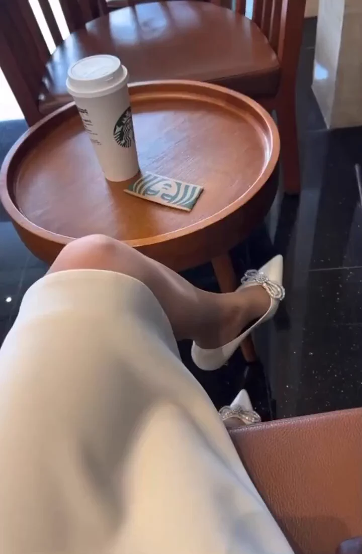 优雅一刻，咖啡相伴。白裙高跟，静享Starbucks的悠闲时光。 https://t.co/99h2Tp5x9j