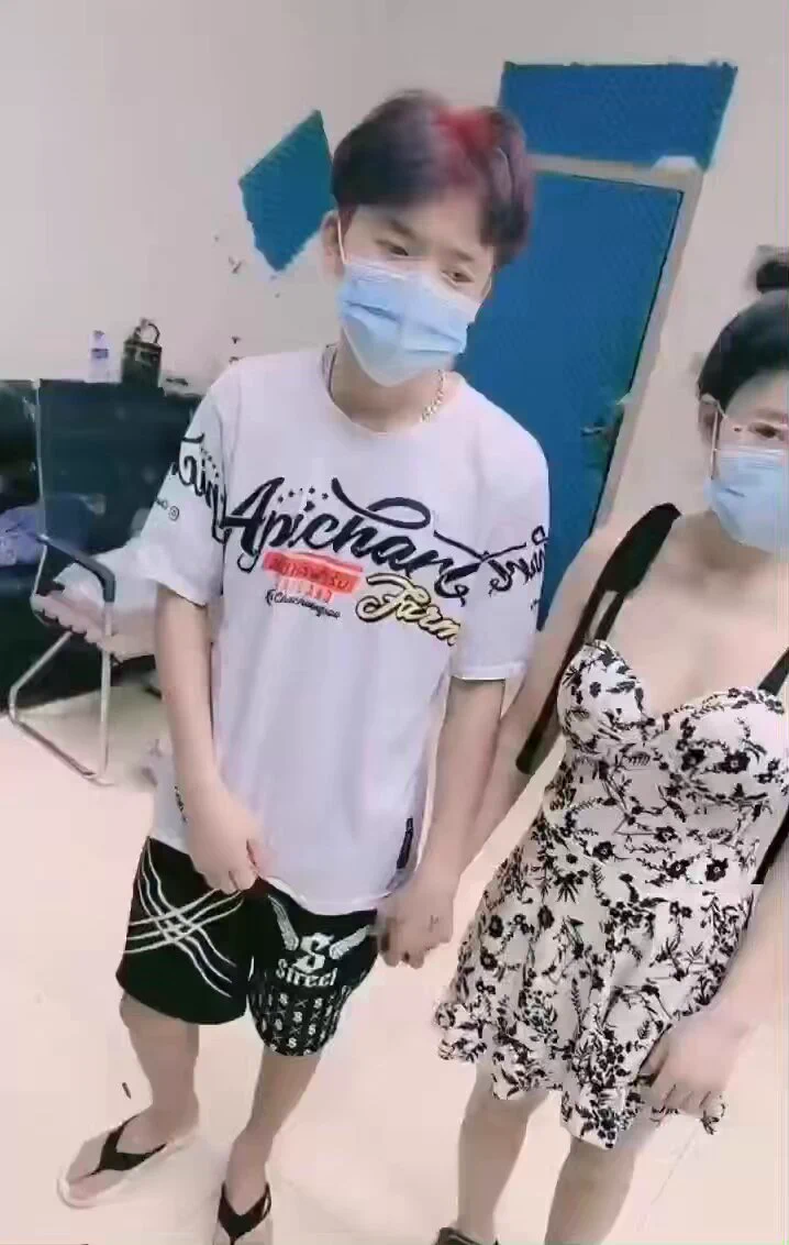 小俩口欠债卖身，不曾想是黑哥干他老婆，打也打不过，拦也拦不住，只能眼睁睁的看着黑哥把老婆开发成他们的形状更多精彩@llAVshequ完整版限时免费观看 👉https://t.co/F5VgX10IHq（如果链接打不开请复制到浏览器打开）搜索关键词：直播、老黑 https://t.co/h5gHRIV3I5