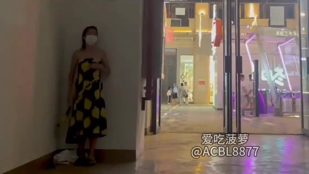 #露出 #勾引 #爱吃菠萝  豁出去了  全裸静置5分钟 就算👮叔叔来了 也坚决全裸😎
投稿💌：
@LC_kuking
@SS_kuking https://t.co/LGc3GLMJYx
