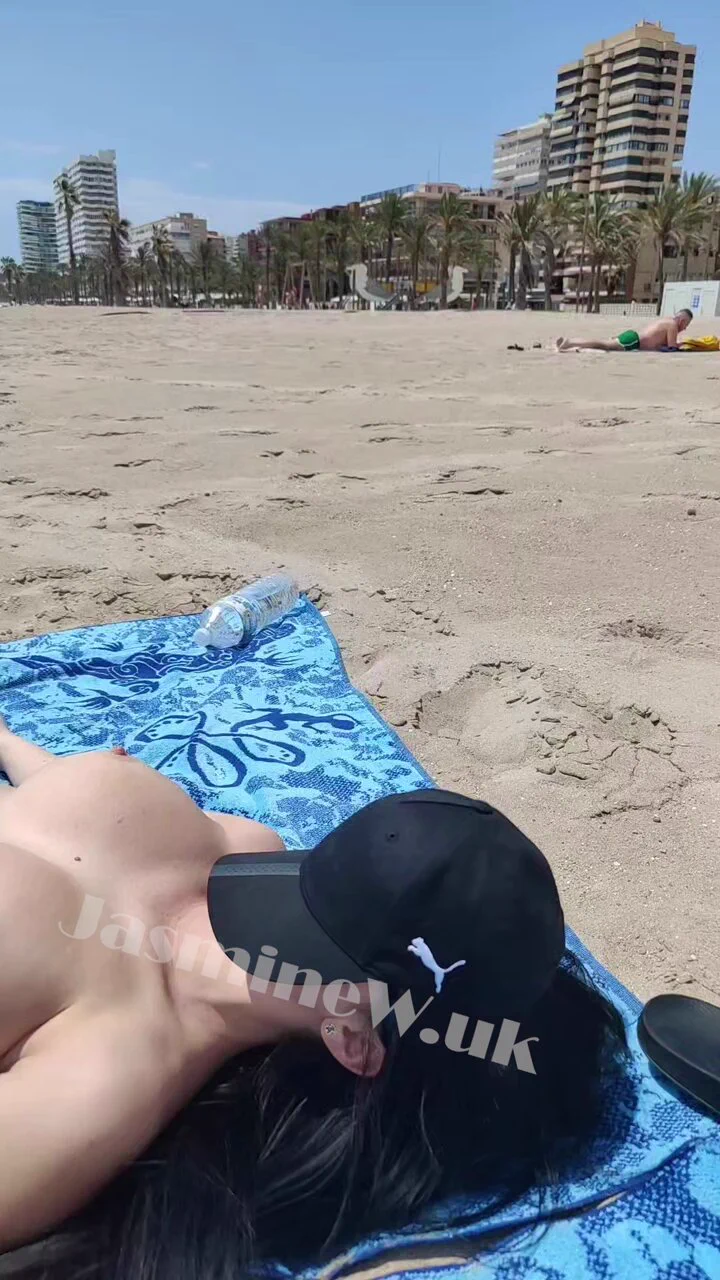 These micro bikinis are wild 😳 I was nervous wearing it on such a public beach, these guys definitely saw ALL of me 🙈👀 https://t.co/yTHpJqTO8J