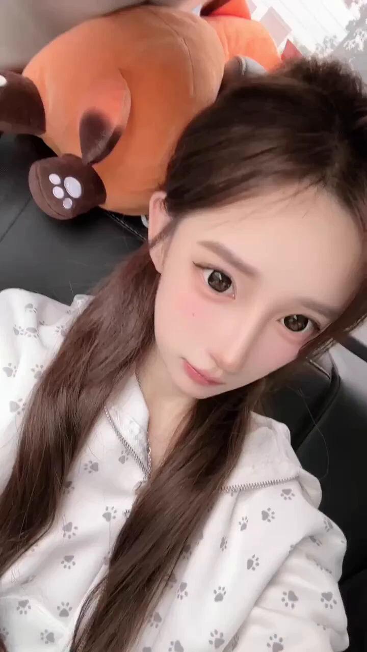🟡妹团交友俱乐部💌✈️客服：https://t.co/T0uVOSnddb妹团客服收到 #杭州 21岁淘宝客服小美申请，164cm，88斤，B杯，简直是个宝藏女孩！她聊起自己的想法：“我每天对着电脑处理客户咨询，生活太单调了，想找个金主哥哥带我出去玩，感受下生活的甜蜜！”她坐在阳台，手捧一杯奶茶，穿着时尚小外套，背景是满眼的绿植，笑容明媚。她自信地说，“我会做饭，衣品好，超会聊天还能提供情绪价值，可甜可御哦！可陪3-7天，7天2w，3天1w，能飞外地也能过夜同居！”她指了指小纹身，“姨妈月中，接受kou和体检后无套，但脾气差的哥哥别来，我可不想边做饭边吵架！”她笑眯眯，“提前说好就能出发，期待一个温柔的哥哥和我一起开启美食之旅！”🍵 #金主 #糖宝 #浙江 #糖爹 #甜妹