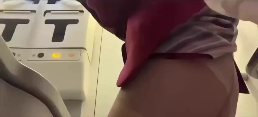 无聊的飞行旅途给大家做个简单的验证吧🥰顺便浅骚一下，满足一位粉丝对我今天内内颜色的好奇～我满足你们的无理要求，也希望会有好心的粉丝来满足我那颗追求刺激的心… https://t.co/uWAjRzYMUm