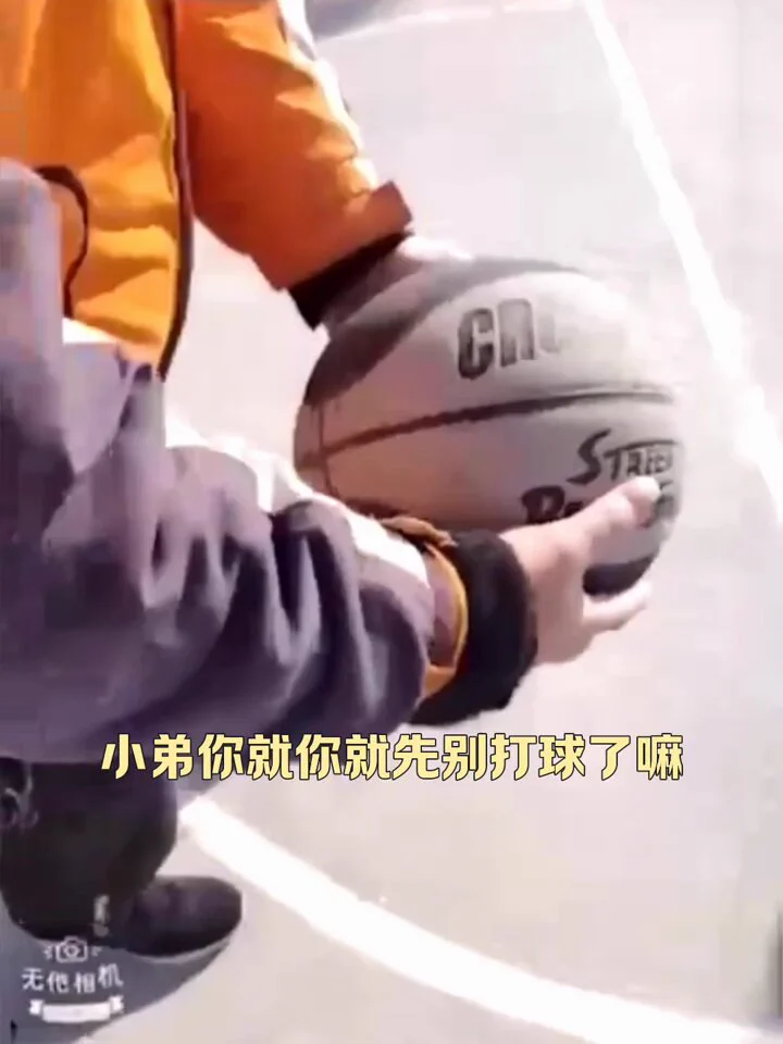 极品体育老师勾搭正打球的男同学，趁旁边没人就把同学往自己车上拉，刚开始很害羞，坐在车里一动也不敢动，但看到身材这么好的老师，心里也发痒痒，尤其看到那双巨乳，忍不住揉来揉去，还主动掰开老师双腿吸允嫩穴，在老师一步步教导下，还让顶着花心内射~后续看一楼回复哈~https://t.co/DgvQOAAke1
