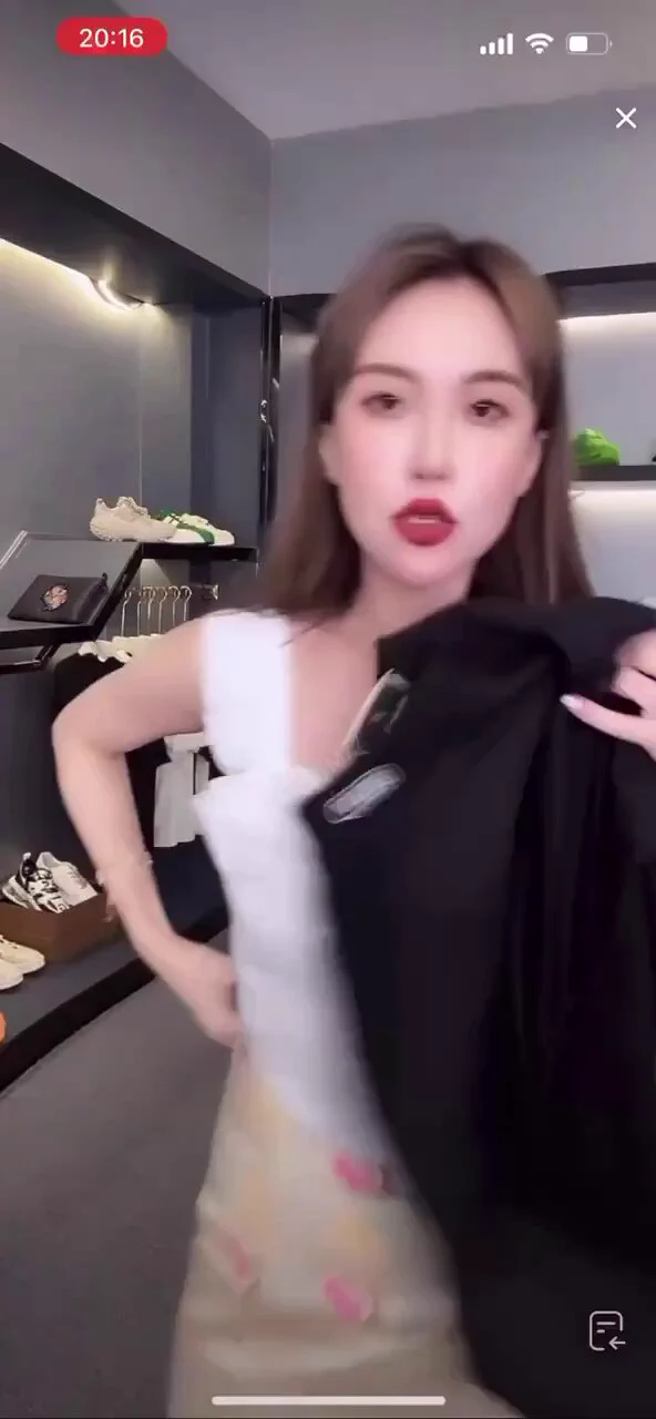 抖音卖衣服的都没奶罩穿😂 https://t.co/BbshkdpONI