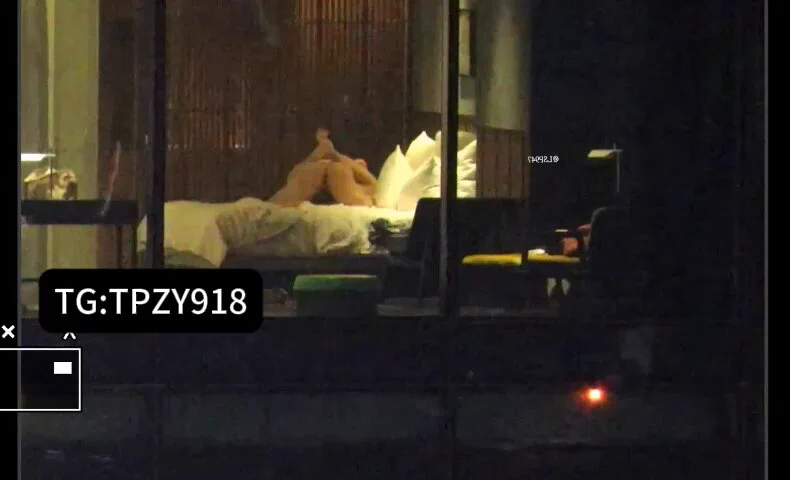 五星酒店高空窗户 意淫起来超爽 都是个顶个极品长腿高颜值女神 一般人见不到想不到的那种 看看你们女神怎么跪着当狗的，舍不得上的B被别人狠狠的干 推上只有片段 完整在主页电报 评论区 https://t.co/XGIVU58rhN