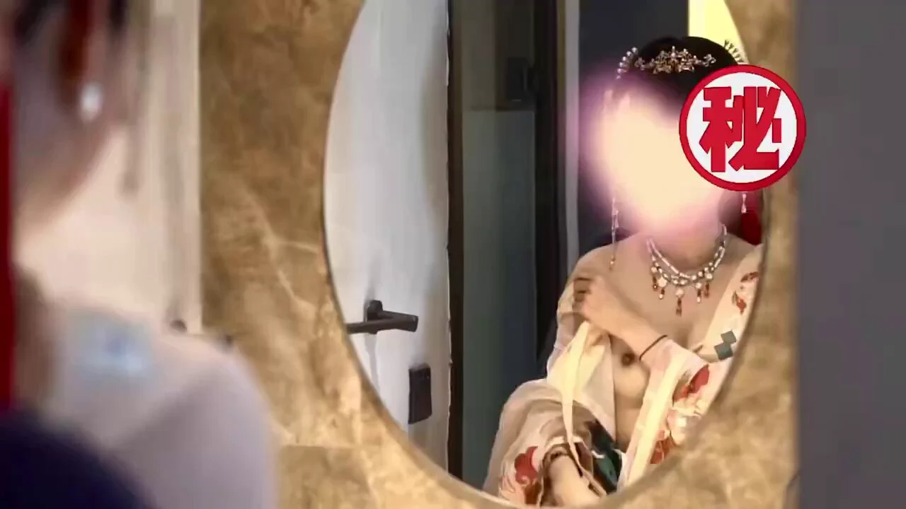老婆穿贵妃服，我都没先开，让老婆的同事先打第一炮！她的同事尊称我一声义父！！看着她们在镜子面前呻吟，我已经迫不及待的来伺候第二场了！！ https://t.co/M43OscYIP6