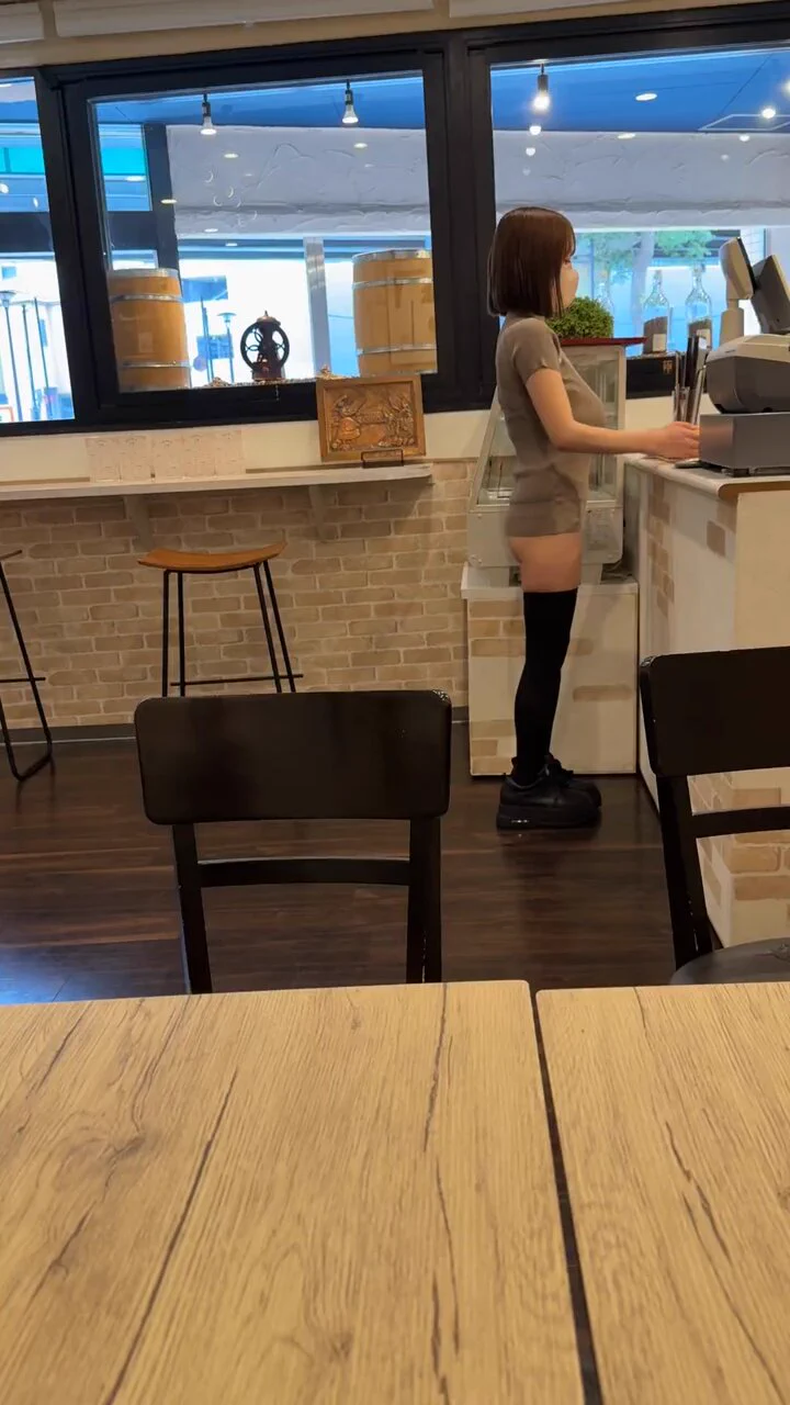 朝帰り中スカート無くすもパン屋に寄り道 https://t.co/hzRCSpXXmP