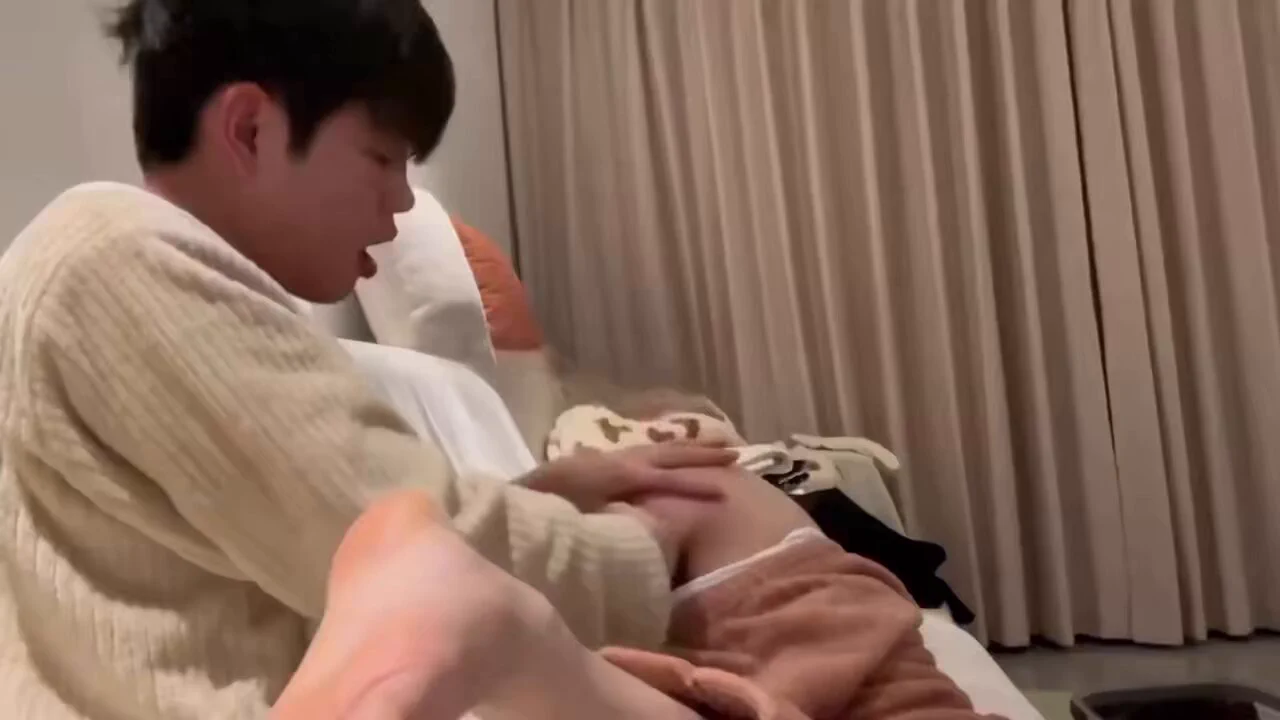 帅气男模露脸做爱视频流出。人帅鸡吧大，酷爱舔逼和内射，每次都把女伴操得死去活来，高潮爽上天。🔞男女主都是中国人，中文对白，完全露脸有射，20部长视频完整版已更新至主页电报群@MengNan689 @MayMayBoy1 @MengNan682 @MengNan681 https://t.co/SU5KuoCq70