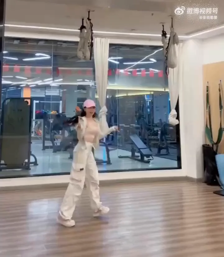 🐻大，只怕也未必是福报吧？似乎好像理解了，为什么有些妹纸想做缩🐻手术 https://t.co/CNM0jOYeur
